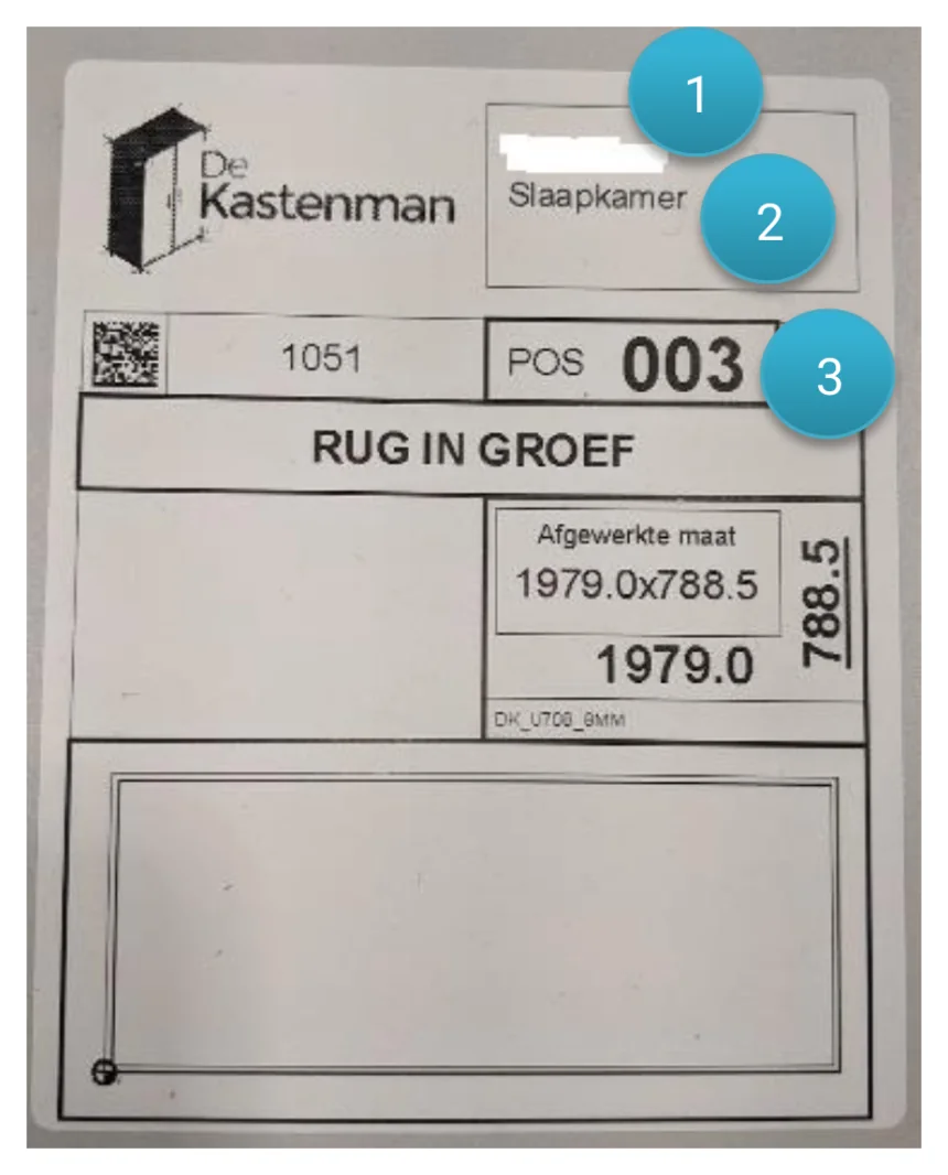 Etiket op een paneel met klantnaam, kastnaam en positienummer