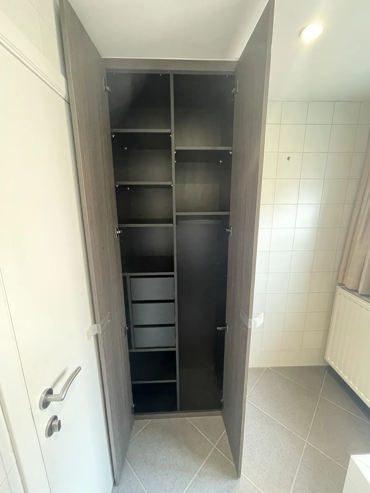 Donker badkamermeubel
