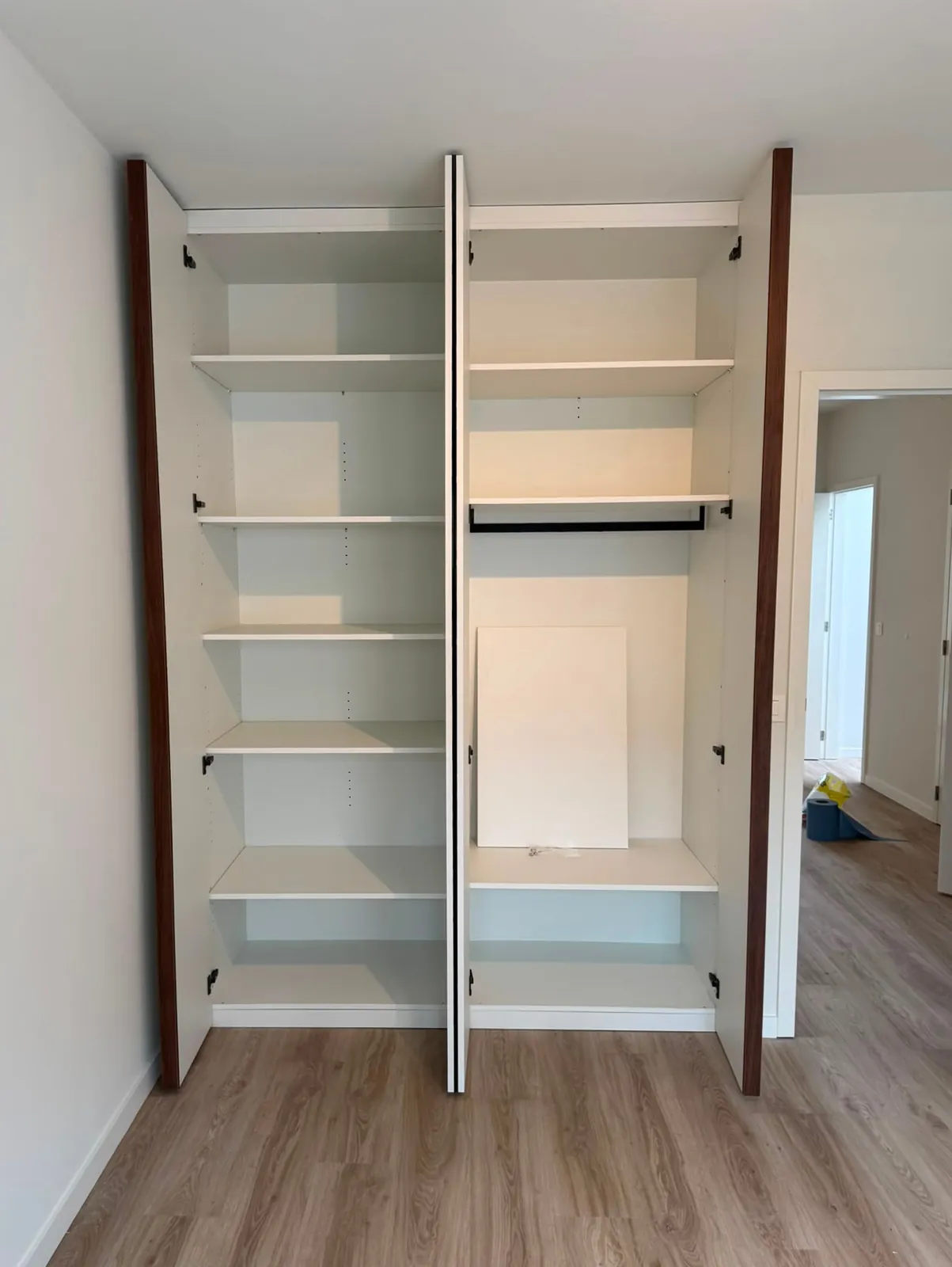 Kledingkast met open deuren, legplanken en hangruimte