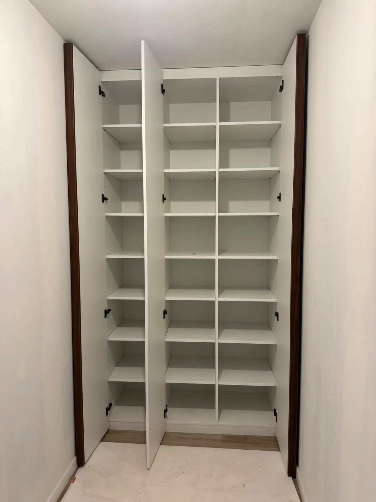 Inkomhalkast met open deuren en witte legplanken