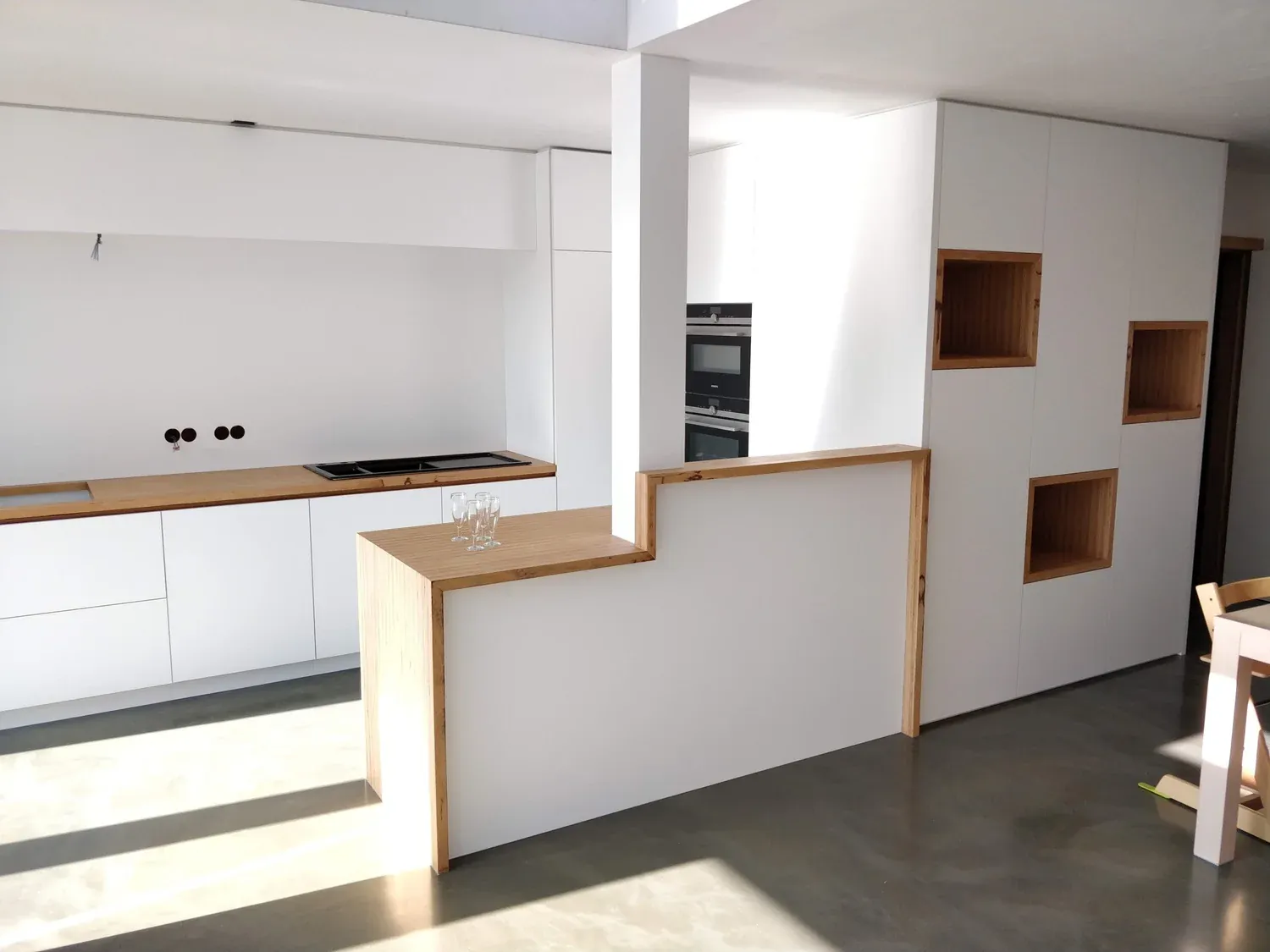 Witte keuken met eiland