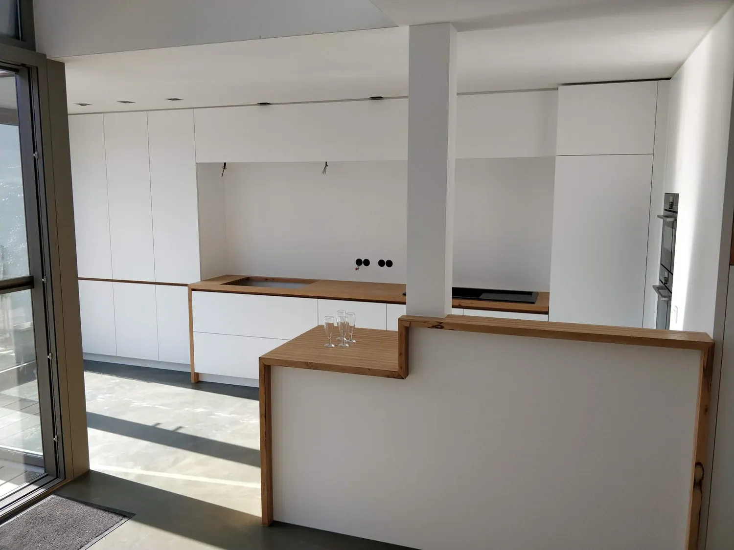 Witte keuken met eiland