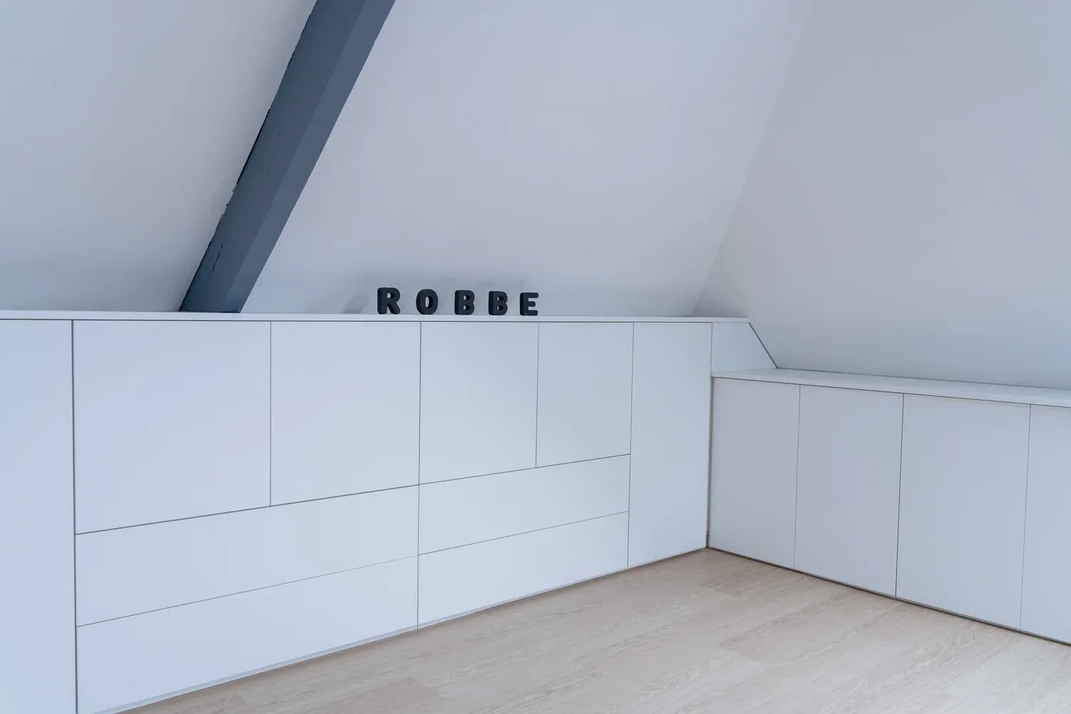 Kinderkamer onder schuin dak
