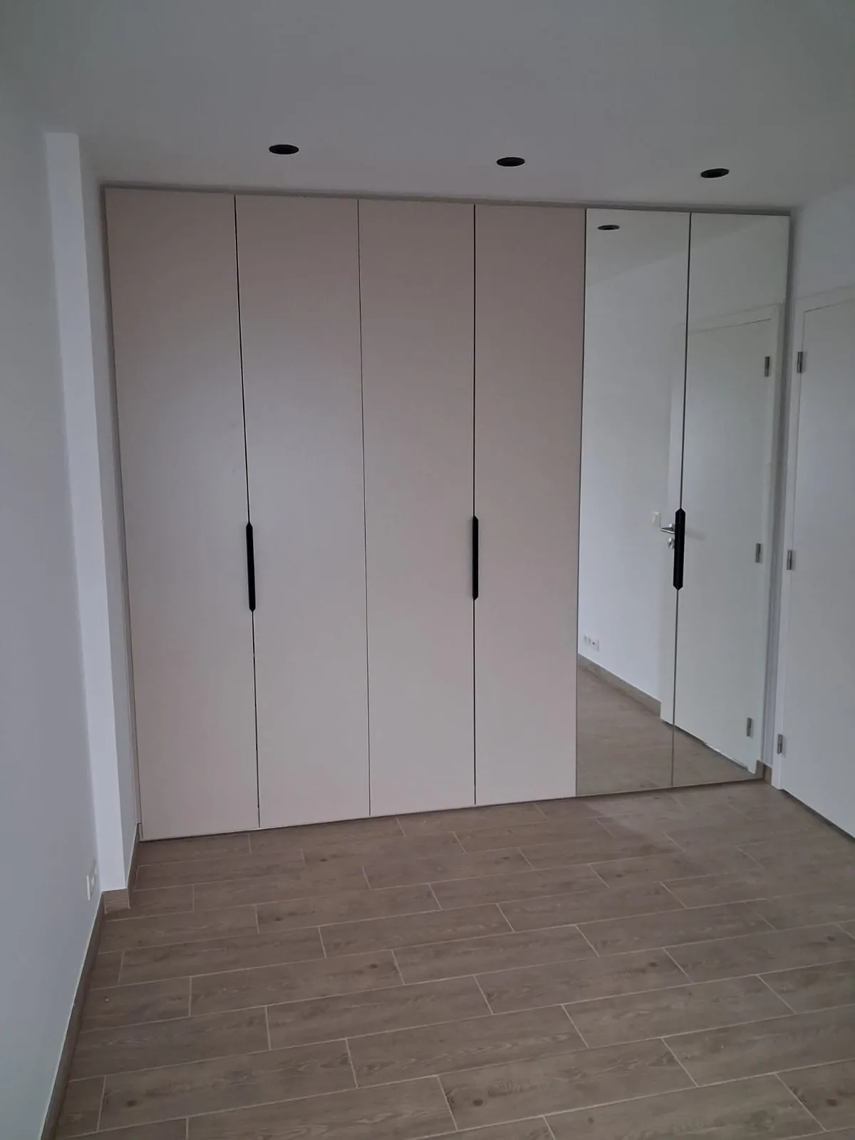 Witte kledingkast in de hal