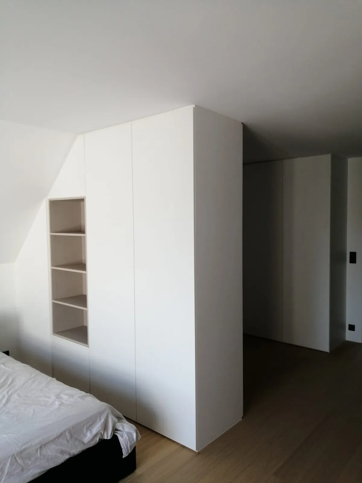 Witte slaapkamerkast met nis