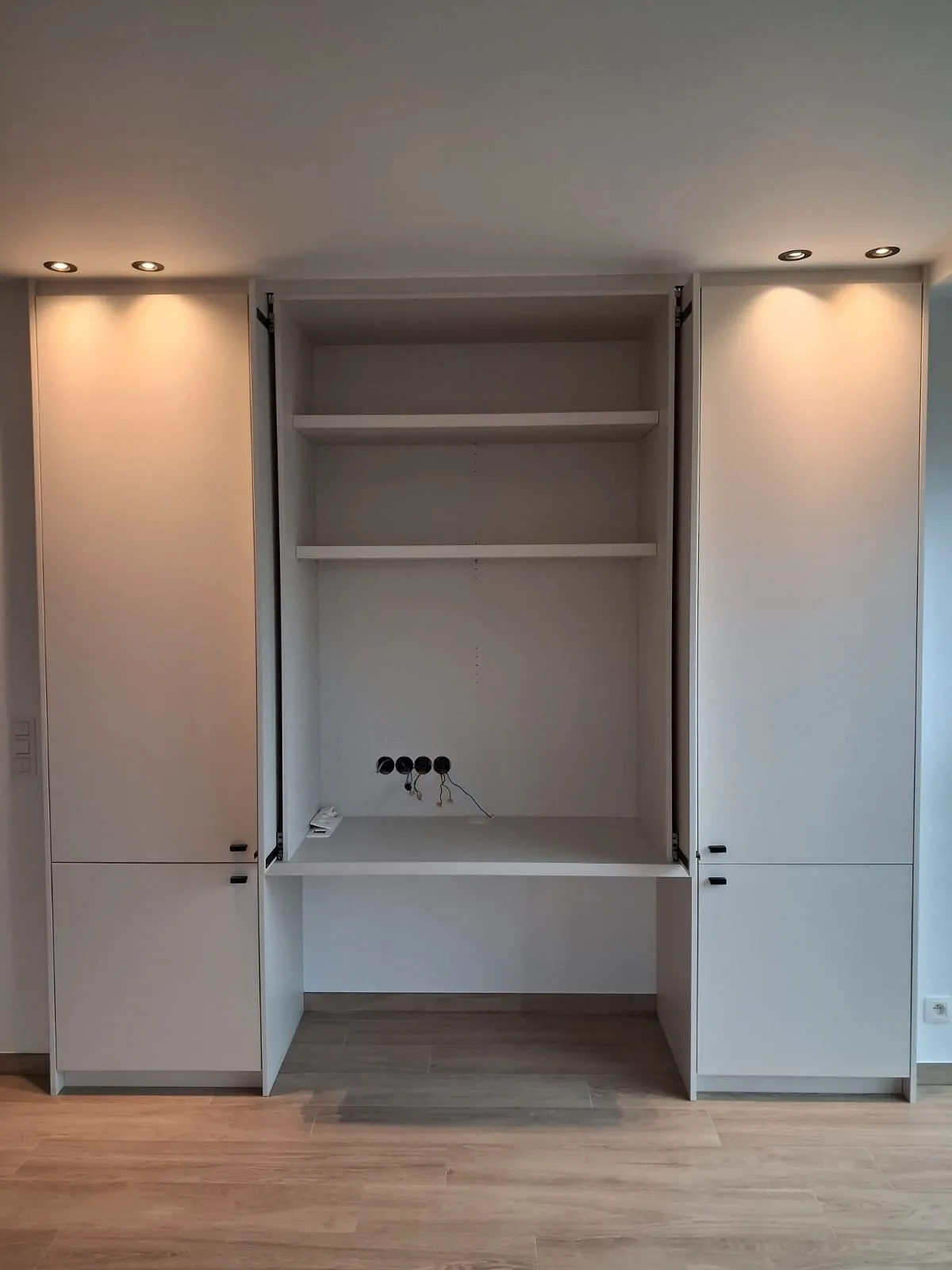 Tv-meubel met geïntegreerd bureau