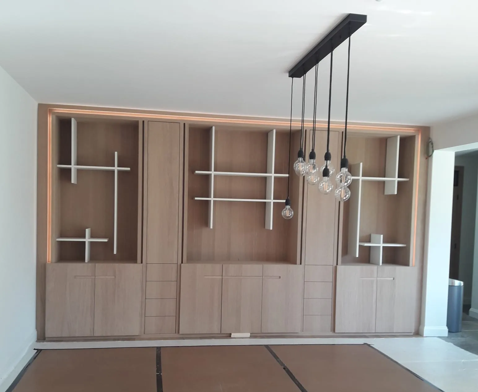 Maatwerk wandkast in eik